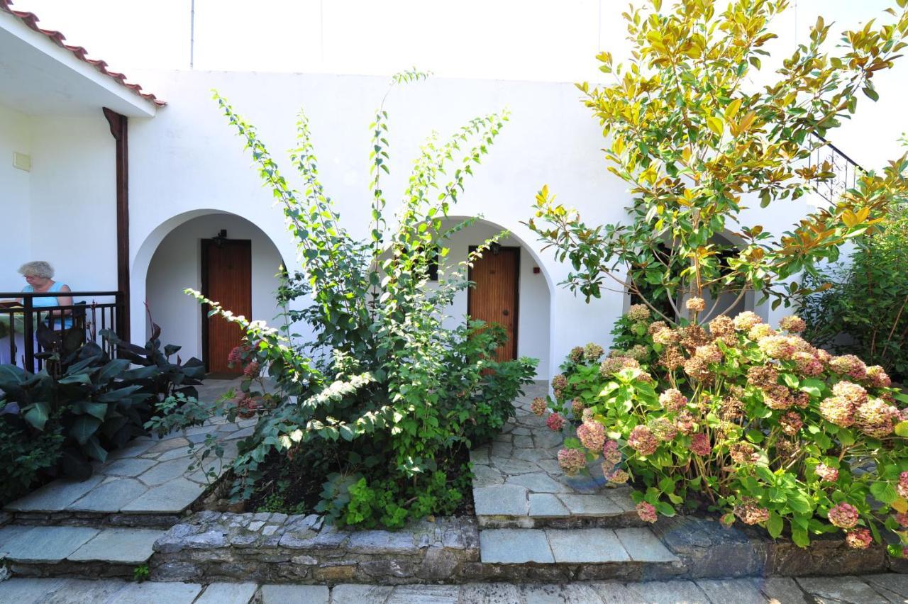 Dionisos Studios And Apts Skiathos 쿠쿠나리에스 외부 사진
